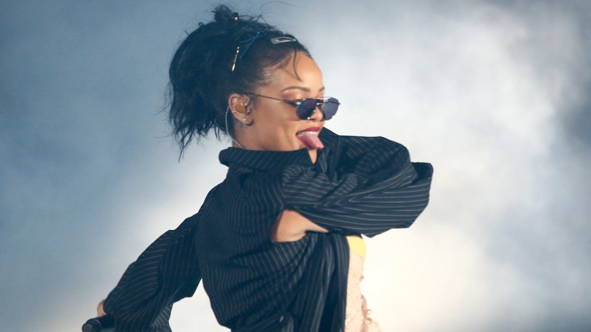 Rihanna: Αποκαλυπτική εμφάνιση με φτερά και διαμάντια που προκάλεσε χαμό