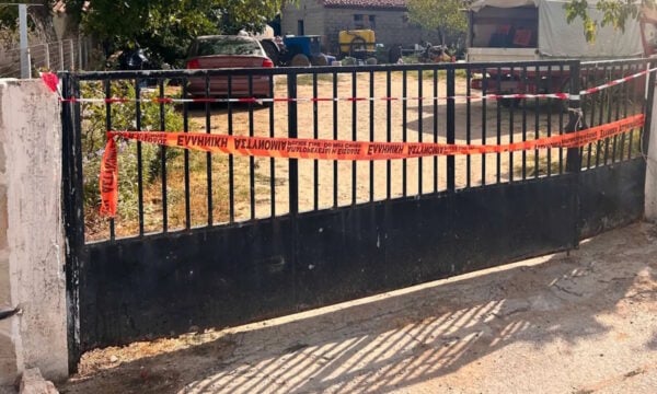 Γυναικοκτονία στη Ροδόπη: Ο ρόλος των παιδιών στο φονικό – Ο 19χρονος γιος μετέφερε τη νεκρή μητέρα του ενώ η 16χρονη κόρη καλούσε την Αστυνομία