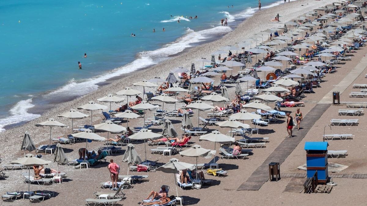 Ρόδος: Επιχείρηση με ξαπλώστρες και ομπρέλες κατέλαβε τη διάσημη παραλία «Άντονι Κουίν» 1 Ρόδος: Επιχείρηση με ξαπλώστρες και ομπρέλες κατέλαβε τη διάσημη παραλία «Άντονι Κουίν»
