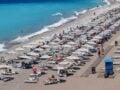 Ρόδος: Επιχείρηση με ξαπλώστρες και ομπρέλες κατέλαβε τη διάσημη παραλία «Άντονι Κουίν»