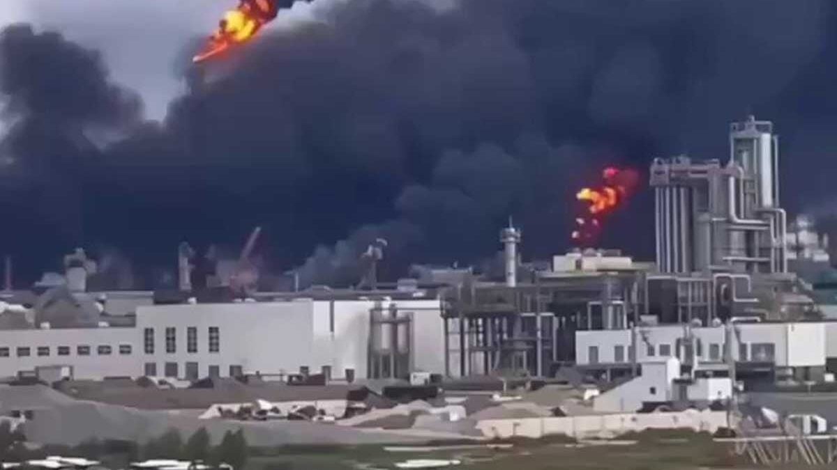 Ρωσία: Τρεις νεκροί και πάνω από 100 τραυματίες από πυρκαγιά σε βιομηχανικό εργοτάξιο 1 Ρωσία: Τρεις νεκροί και πάνω από 100 τραυματίες από πυρκαγιά σε βιομηχανικό εργοτάξιο