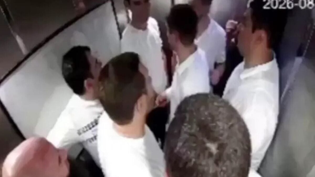 Ρωσία: Ασανσέρ έπεσε στο κενό από τον 4ο όροφο με 9 άτομα – βίντεο 1 Ρωσία: Ασανσέρ έπεσε στο κενό από τον 4ο όροφο με 9 άτομα – βίντεο