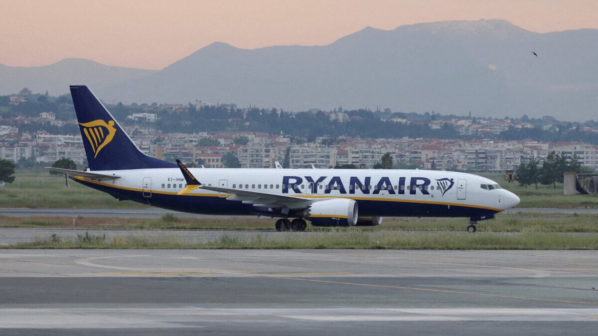 Ryanair: Ίχνη πουλιού στον κινητήρα του αεροσκάφους που έσπασε το παράθυρο και κινδύνευσε ο Σέρβος επιβάτης 1 Ryanair: Ίχνη πουλιού στον κινητήρα του αεροσκάφους που έσπασε το παράθυρο και κινδύνευσε ο Σέρβος επιβάτης