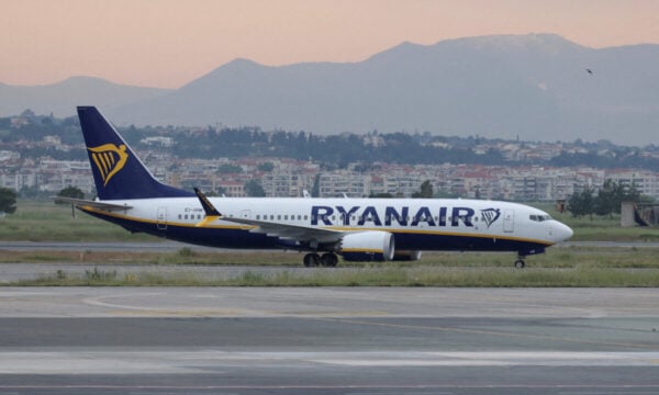 Ryanair: Ίχνη πουλιού στον κινητήρα του αεροσκάφους που έσπασε το παράθυρο και κινδύνευσε ο Σέρβος επιβάτης