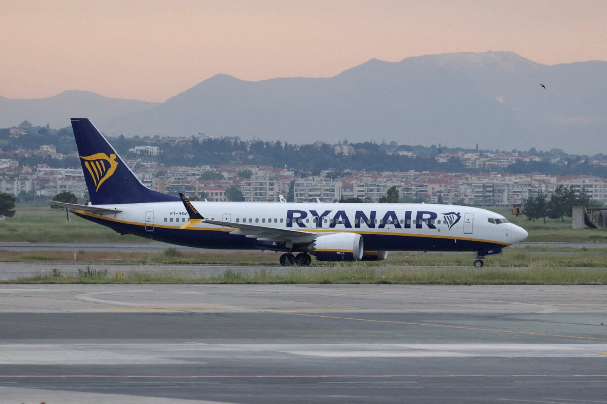 Ryanair: Ίχνη πουλιού στον κινητήρα του αεροσκάφους που έσπασε το παράθυρο και κινδύνευσε ο Σέρβος επιβάτης