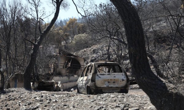 Φωτιά στην Σαλαμίνα: Προσαγωγή ύποπτης για εμπρησμό – Καταγγελίες για ακαθάριστα οικόπεδα και «χωματερές» στο νησί