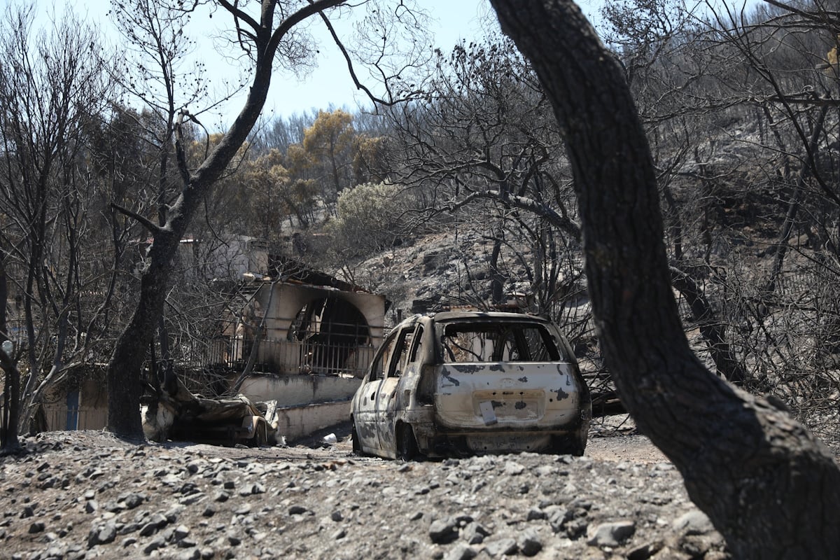 Φωτιά στην Σαλαμίνα: Προσαγωγή ύποπτης για εμπρησμό – Καταγγελίες για ακαθάριστα οικόπεδα και «χωματερές» στο νησί