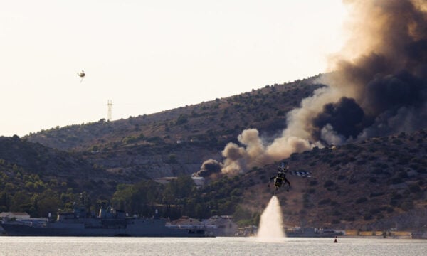 Φωτιά στη Σαλαμίνα: Δεν απειλήθηκαν εγκαταστάσεις και πλοία Πολεμικού Ναυτικού