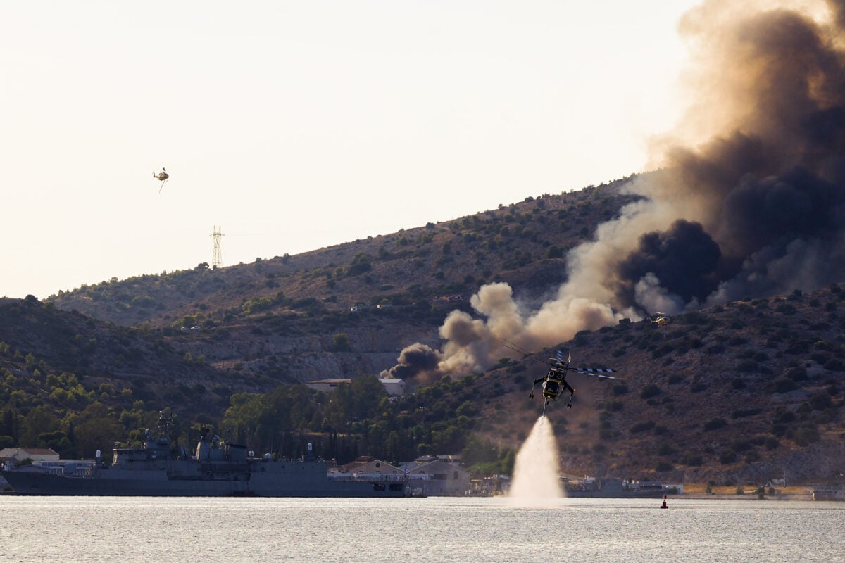 Φωτιά στη Σαλαμίνα: Δεν απειλήθηκαν εγκαταστάσεις και πλοία Πολεμικού Ναυτικού