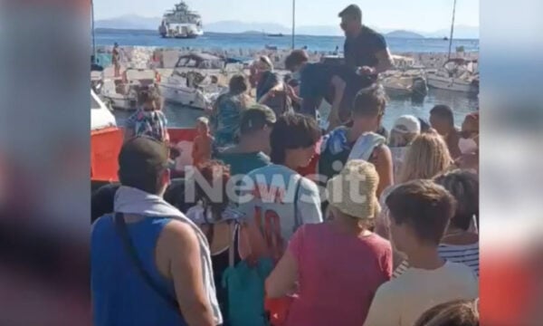 Φωτιά στη Σαλαμίνα: Πάνω από 360 άτομα έχουν απεγκλωβιστεί δια θαλάσσης από Σατερλί και Κολώνες