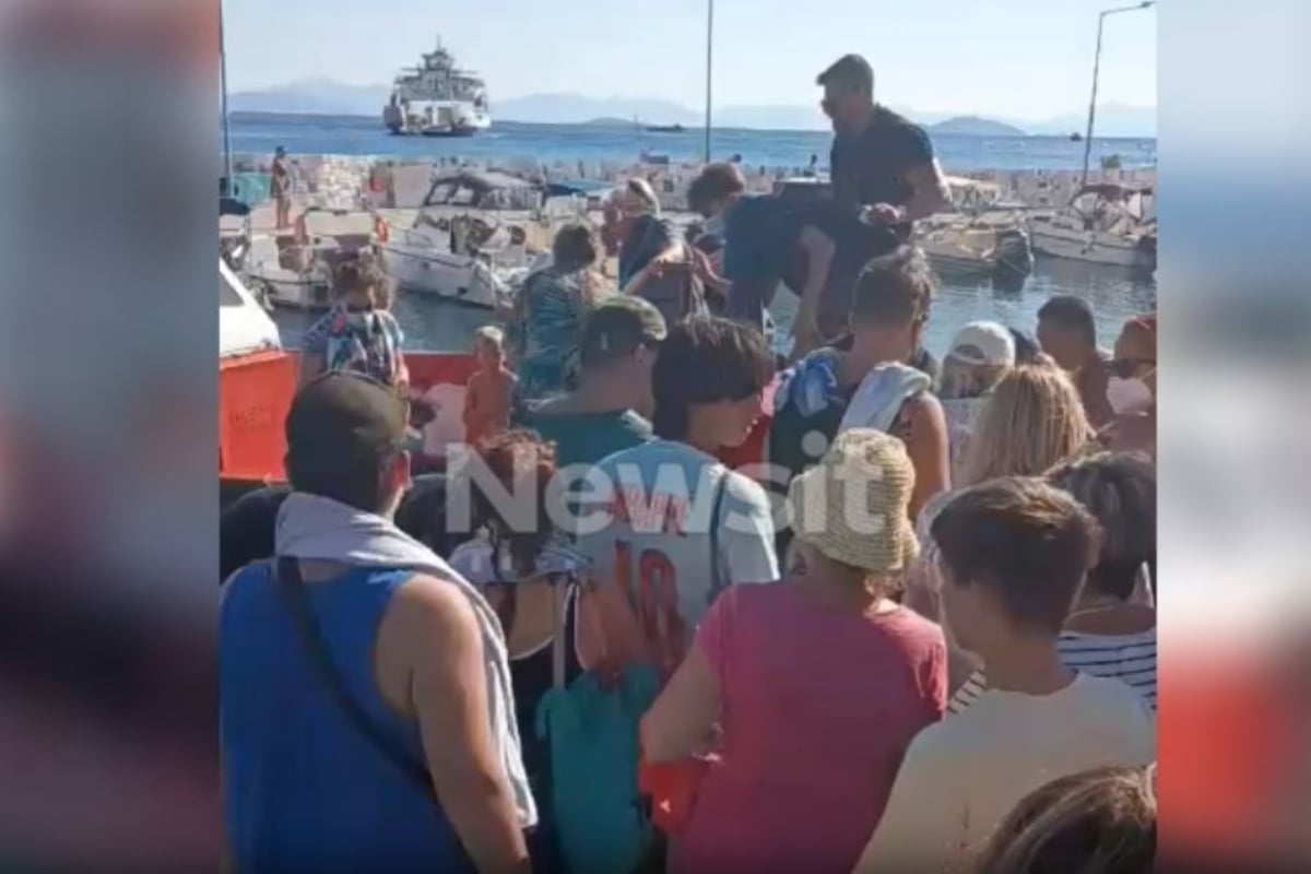 Φωτιά στη Σαλαμίνα: Πάνω από 360 άτομα έχουν απεγκλωβιστεί δια θαλάσσης από Σατερλί και Κολώνες 2 Φωτιά στη Σαλαμίνα: Πάνω από 360 άτομα έχουν απεγκλωβιστεί δια θαλάσσης από Σατερλί και Κολώνες