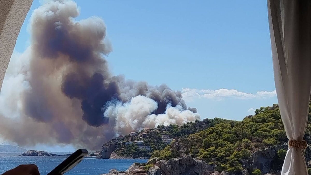 Φωτιά στη Σαλαμίνα: Μεγάλη κινητοποίηση της πυροσβεστικής, σηκώθηκαν 7 εναέρια μέσα 1 Φωτιά στη Σαλαμίνα: Μεγάλη κινητοποίηση της πυροσβεστικής, σηκώθηκαν 7 εναέρια μέσα