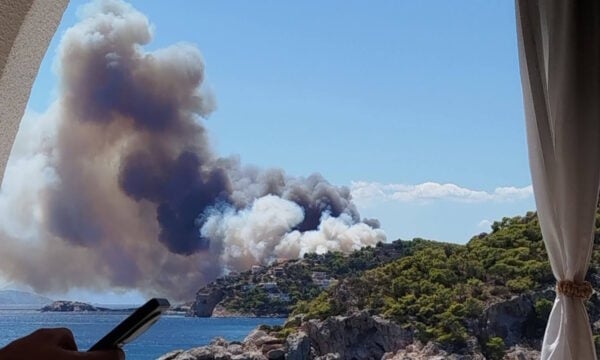 Φωτιά στη Σαλαμίνα: Μεγάλη κινητοποίηση της πυροσβεστικής, σηκώθηκαν 7 εναέρια μέσα