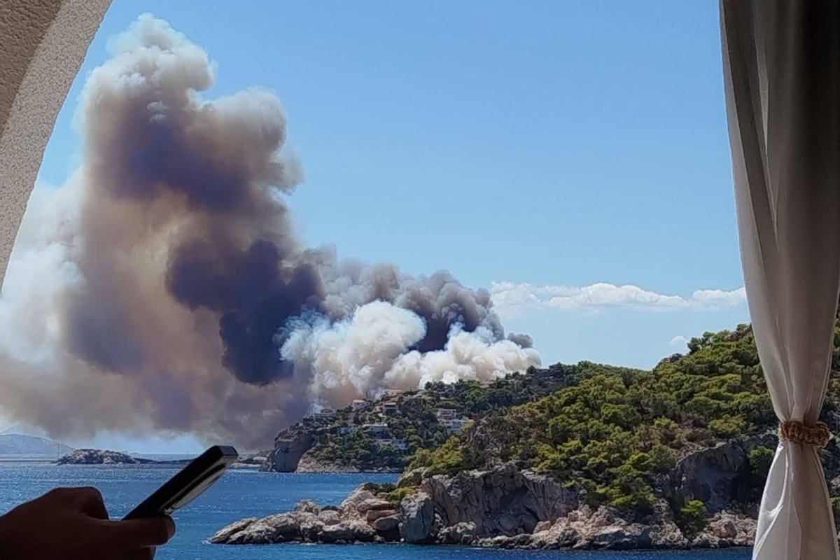Τραγωδία στη Σαλαμίνα: 2 νεκροί από φωτιά σε Περιστέρια και Σελήνια – Κάηκαν σπίτια, κόσμος απομακρύνεται μέσω θαλάσσης