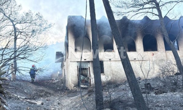 Φωτιά στη Σαλαμίνα με δύο νεκρούς: Δύο ύποπτες ταυτόχρονες εστίες και καταγγελία για ακαθάριστο οικόπεδο