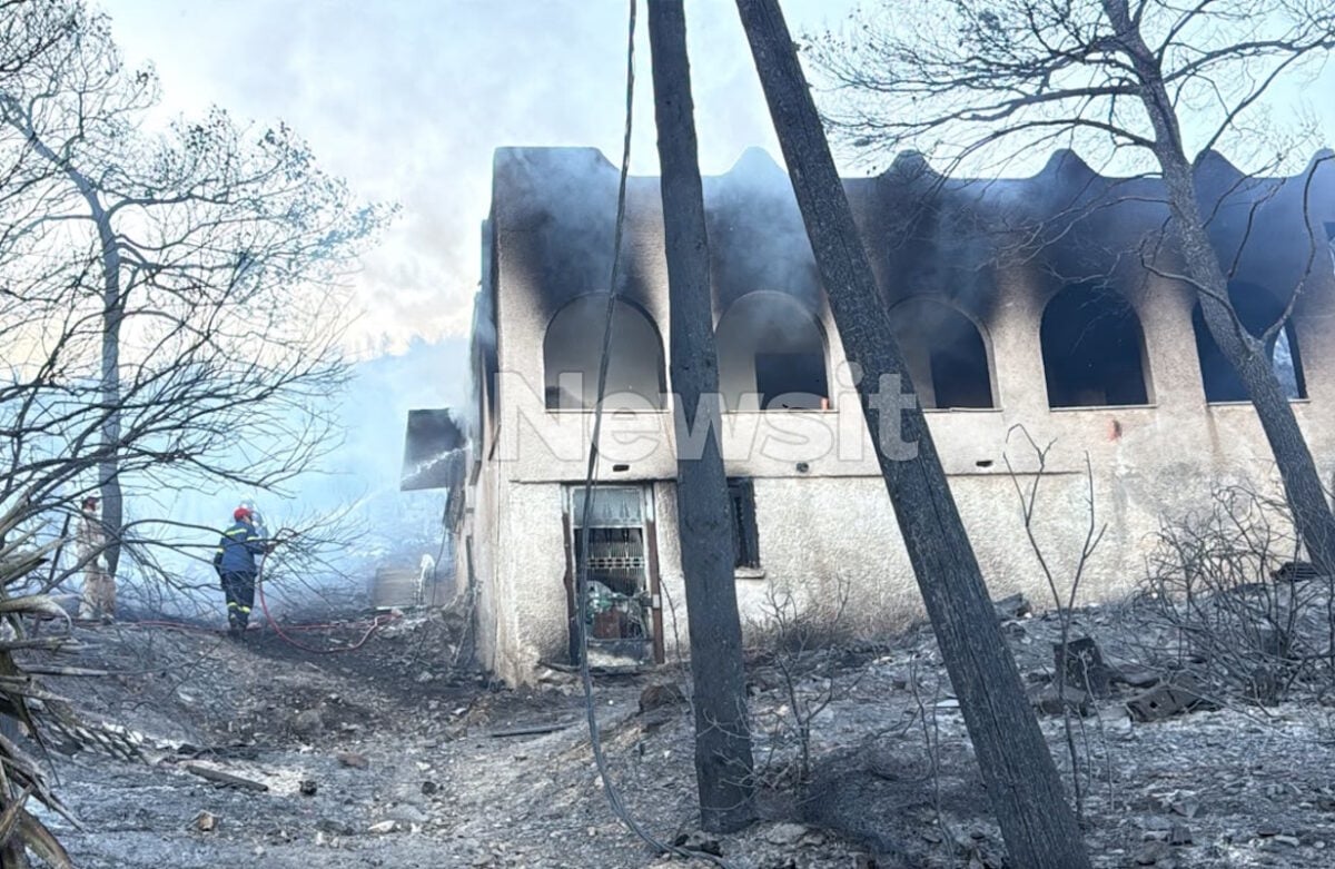 Φωτιά στη Σαλαμίνα με δύο νεκρούς: Δύο ύποπτες ταυτόχρονες εστίες και καταγγελία για ακαθάριστο οικόπεδο