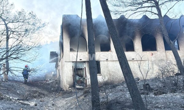 Φωτιά στη Σαλαμίνα: «Μας πήρανε τηλέφωνο και μας είπαν ελάτε γρήγορα καίγονται», λέει συγγενής του ζευγαριού που έχασε τη ζωή του