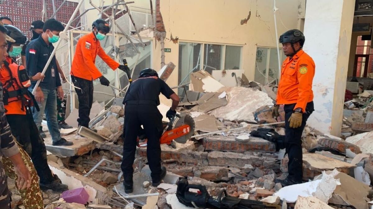Ινδονησία: Τουλάχιστον 20 νεκροί, εκατοντάδες τραυματίες μετά τα 7,7 Ρίχτερ, ανυπολόγιστες ζημιές – ΦΩΤΟ και ΒΙΝΤΕΟ