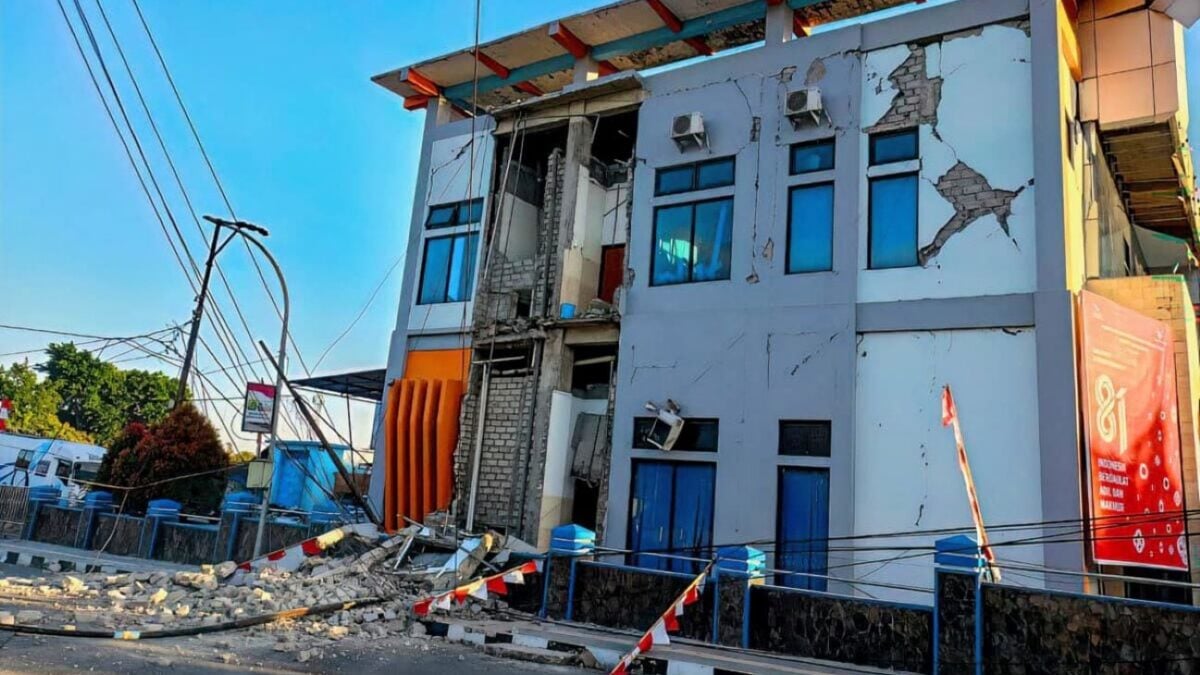 Σεισμός 7,7 Ρίχτερ στην Ινδονησία: Τουλάχιστον 5 νεκροί, βίντεο 2 Σεισμός 7,7 Ρίχτερ στην Ινδονησία: Τουλάχιστον 5 νεκροί, βίντεο