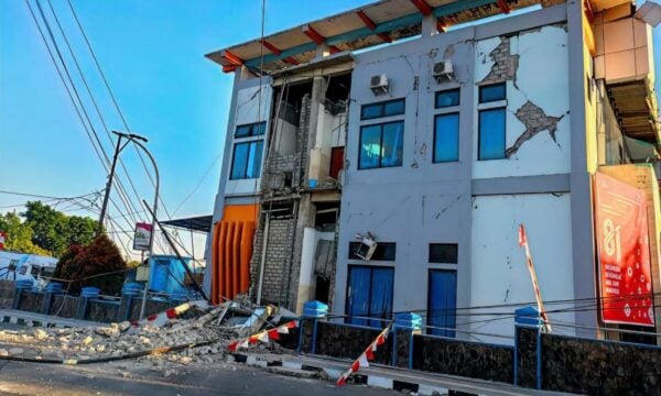Σεισμός 7,7 Ρίχτερ στην Ινδονησία: Τουλάχιστον 5 νεκροί, βίντεο
