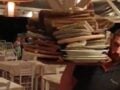 «Αρσιβαρίστας» σερβιτόρος σηκώνει υπερφορτωμένο δίσκο και γίνεται viral