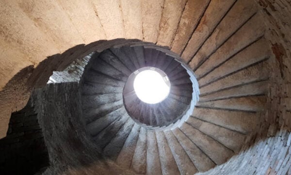 Γιατί οι σκάλες στα κάστρα είναι σχεδόν πάντα στριφογυριστές