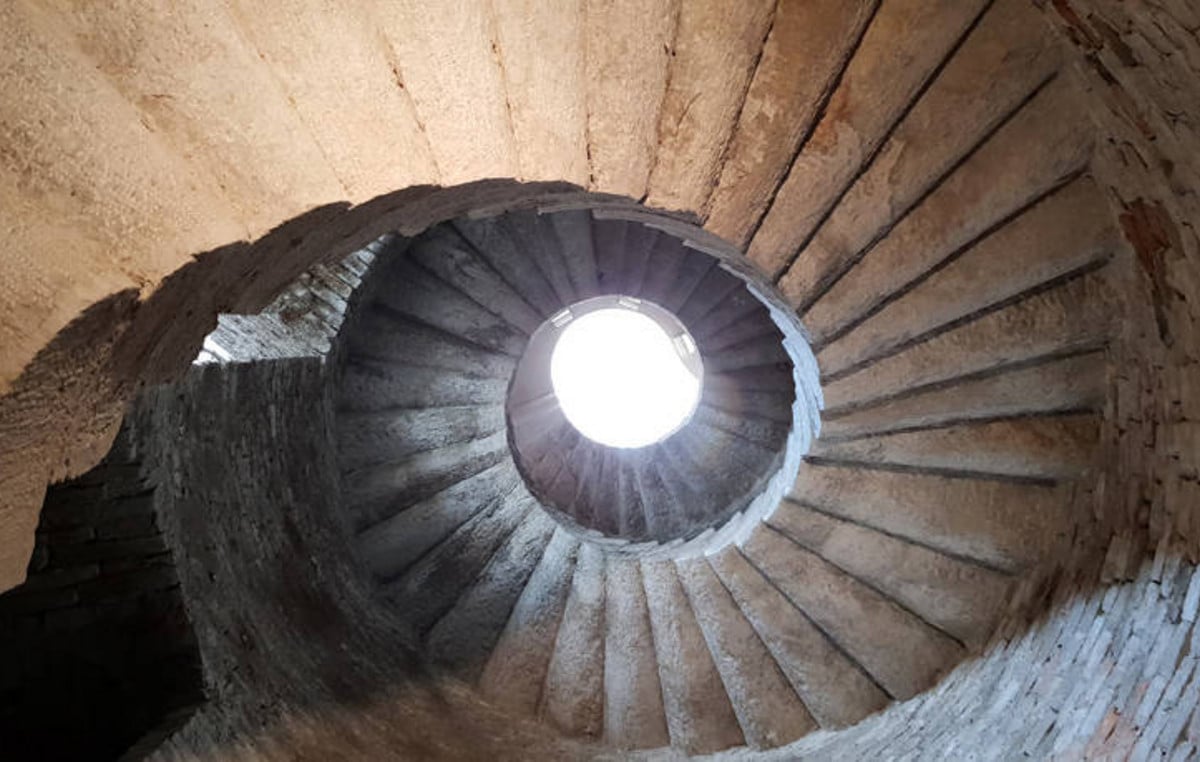 Γιατί οι σκάλες στα κάστρα είναι σχεδόν πάντα στριφογυριστές
