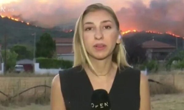 Στο πλευρό της ρεπόρτερ Μαρίας Σιαμπάνου οι πυροσβέστες: «Οι ανθρωποφάγοι του καναπέ ας δείξουν αυτοσυγκράτηση»