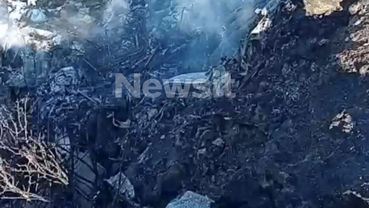 Συντριβή ελικοπτέρου στη Σίφνο: Βίντεο ντοκουμέντο από την πτώση και η μοιραία διαδρομή – «Ακούσαμε έναν περίεργο θόρυβο και ακαριαία είδαμε καπνό» 3 Συντριβή ελικοπτέρου στη Σίφνο: Βίντεο ντοκουμέντο από την πτώση και η μοιραία διαδρομή – «Ακούσαμε έναν περίεργο θόρυβο και ακαριαία είδαμε καπνό»