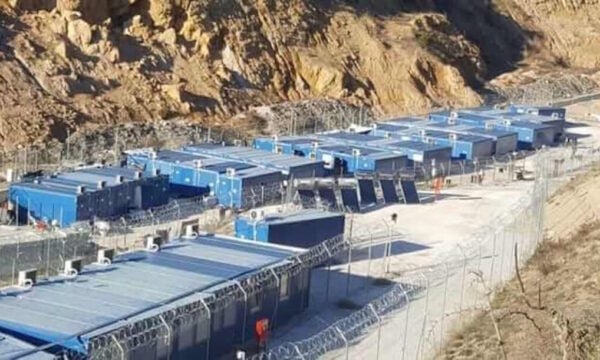 Σέρρες: Συνελήφθησαν 27 μετανάστες από τους 40 που διέφυγαν από τη δομή στη Σιντική – Ζημιές και πετροπόλεμος