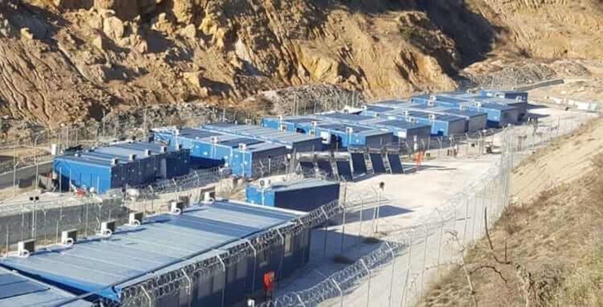 Σέρρες: Συνελήφθησαν 27 μετανάστες από τους 40 που διέφυγαν από τη δομή στη Σιντική – Ζημιές και πετροπόλεμος