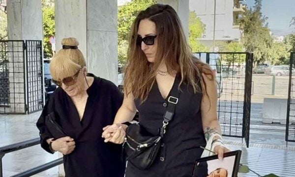 Λάκης Χαλκιάς: Η σύζυγός του στην κηδεία του (Φωτογραφίες)
