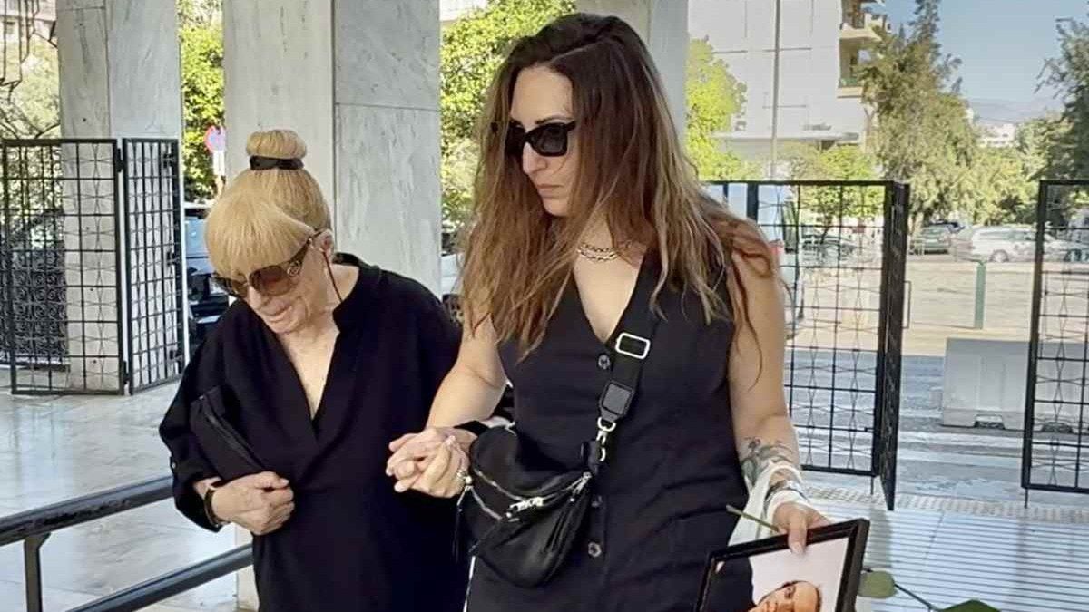 Λάκης Χαλκιάς: Η σύζυγός του στην κηδεία του (Φωτογραφίες)