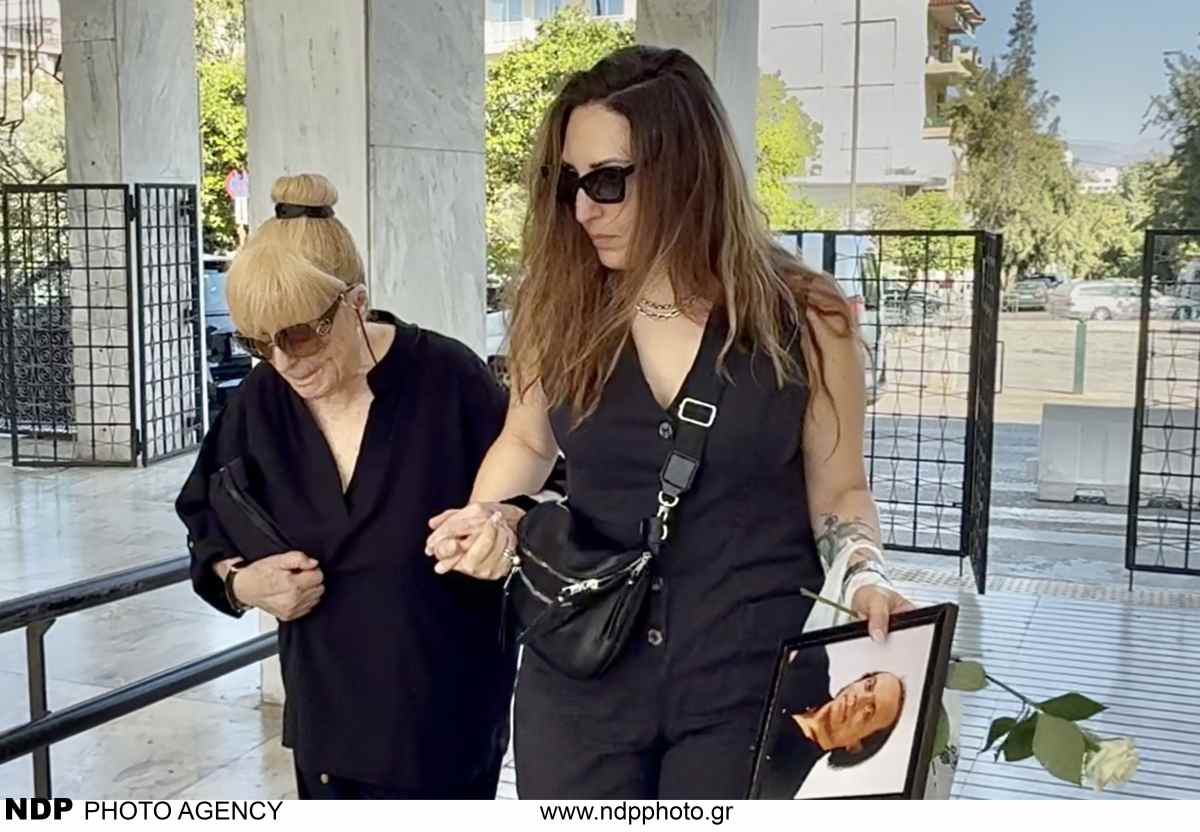 Λάκης Χαλκιάς: Η σύζυγός του στην κηδεία του (Φωτογραφίες) 14 Σύζυγος Λάκη Χαλκιά