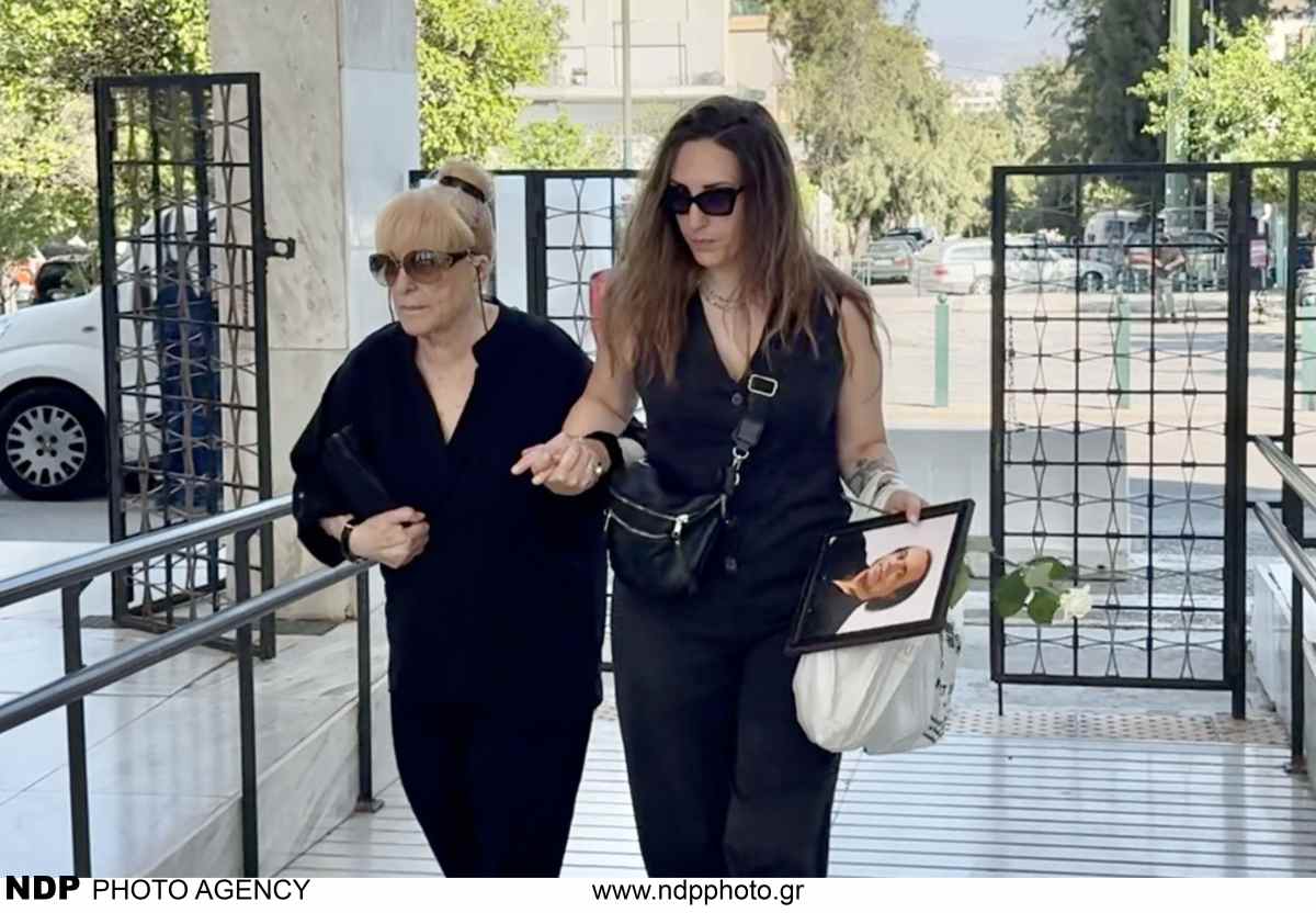 Λάκης Χαλκιάς: Η σύζυγός του στην κηδεία του (Φωτογραφίες) 15 Σύζυγος Λάκη Χαλκιά