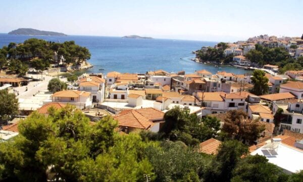 Επιβατηγό πλοίο χτύπησε θαλάσσιο ταξί στο λιμάνι της Σκιάθου