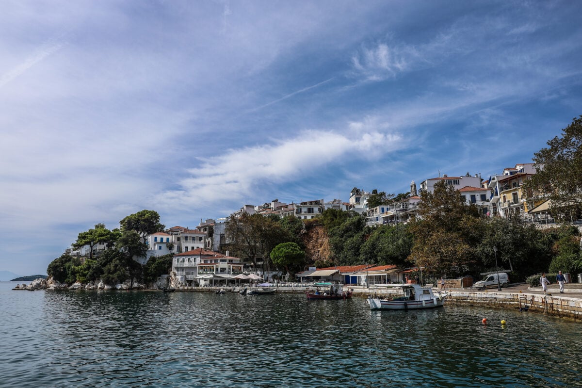 Σκιάθος: Μητέρα ήπιε αλκοόλ με την 15χρονη κόρη της και προκάλεσε επεισόδια
