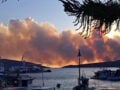 Φωτιά στη Σκύρο: Ξεκίνησαν ξανά οι εναέριες ρίψεις – Μάχη με τους ισχυρούς ανέμους 7 μποφόρ