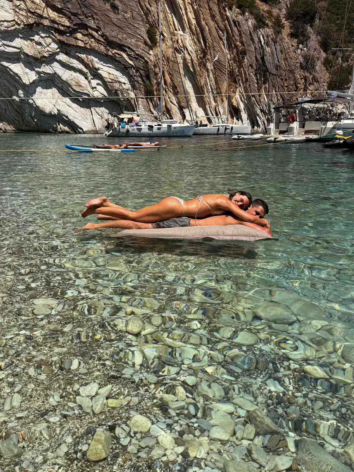 Κόρη πασίγνωστου Έλληνα ηθοποιού ζει τον έρωτα στο Ιόνιο: Τα φιλιά στην παραλία με τον σύντροφό της (Φωτογραφίες) 11 Σμαράγδα Σακελλαρίου