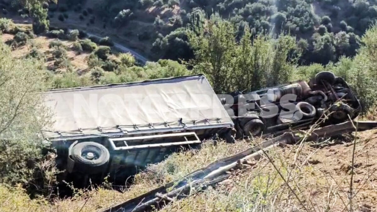 Τραγωδία στη Λακωνία: Νεκρός ο 48χρονος οδηγός φορτηγού που έπεσε σε γκρεμό, τραυματίας ο συνοδηγός 1 Τραγωδία στη Λακωνία: Νεκρός ο 48χρονος οδηγός φορτηγού που έπεσε σε γκρεμό, τραυματίας ο συνοδηγός