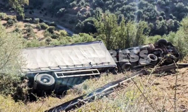 Τραγωδία στη Λακωνία: Νεκρός ο 48χρονος οδηγός φορτηγού που έπεσε σε γκρεμό, τραυματίας ο συνοδηγός