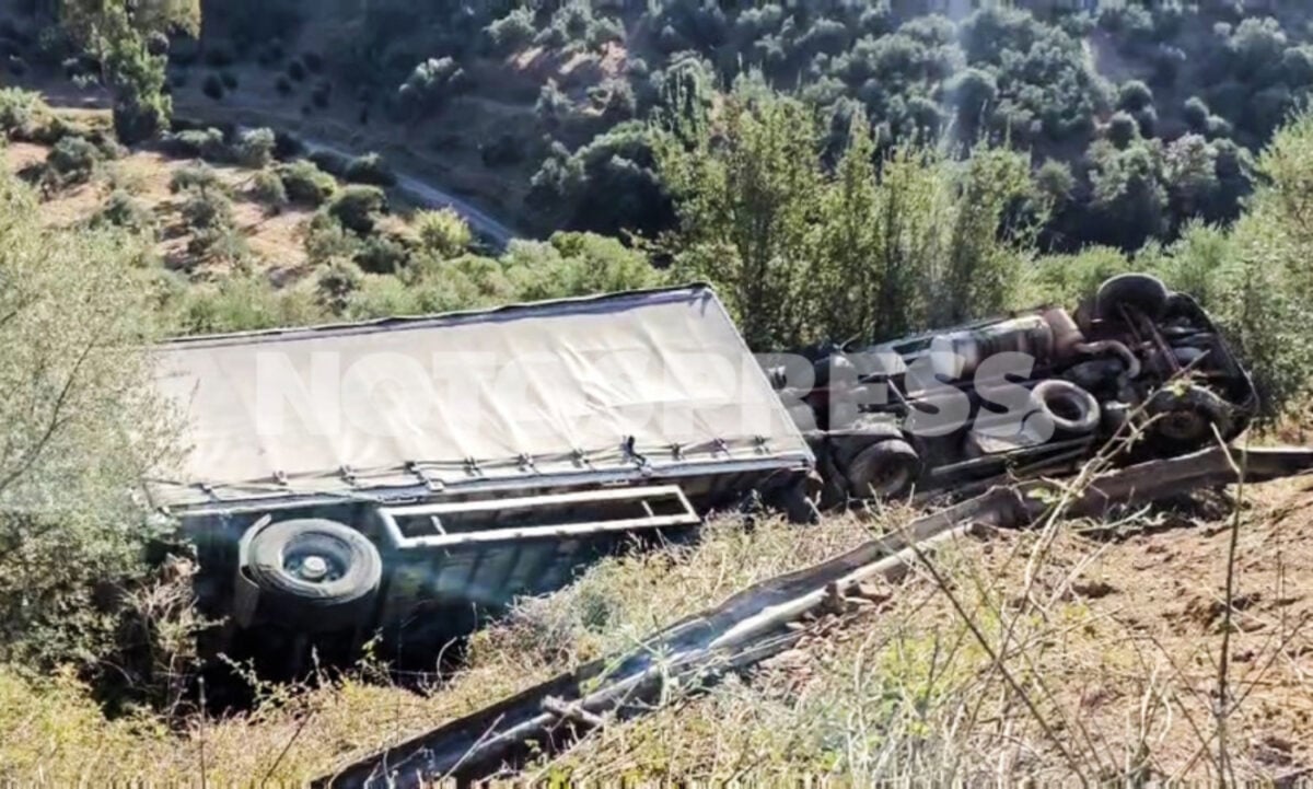 Τραγωδία στη Λακωνία: Νεκρός ο 48χρονος οδηγός φορτηγού που έπεσε σε γκρεμό, τραυματίας ο συνοδηγός