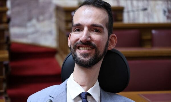 Στέλιος Κυμπουρόπουλος για Προσωπικό Βοηθό: Δεν είναι πολυτέλεια, είναι το μέσο που επιτρέπει σε έναν άνθρωπο να αποφασίζει πώς θα ζήσει