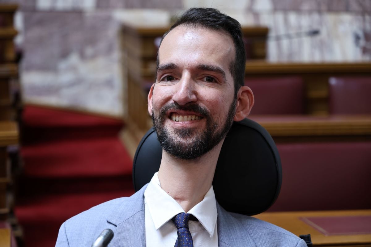 Στέλιος Κυμπουρόπουλος για Προσωπικό Βοηθό: Δεν είναι πολυτέλεια, είναι το μέσο που επιτρέπει σε έναν άνθρωπο να αποφασίζει πώς θα ζήσει