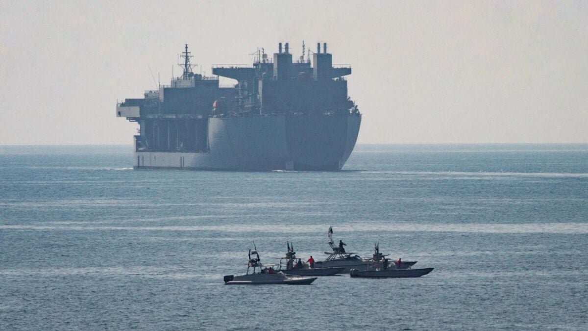 Ιράν: Θέτει όρους για το άνοιγμα των Στενών του Ορμούζ, συμφωνία με το Ομάν και διάψευση σχεδίου κατά του γιου του Τραμπ 1 Ιράν: Θέτει όρους για το άνοιγμα των Στενών του Ορμούζ, συμφωνία με το Ομάν και διάψευση σχεδίου κατά του γιου του Τραμπ
