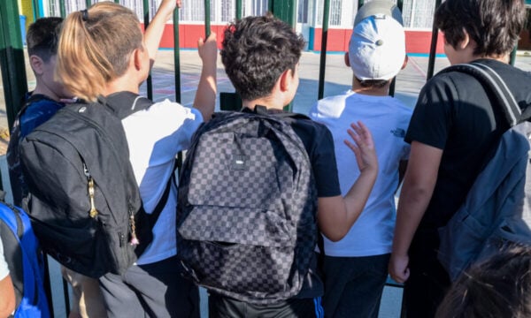 Νέοι κανόνες για σχολικές εκδρομές: Αλλαγές σε συνοδούς, ασφάλεια και κινητά τηλέφωνα