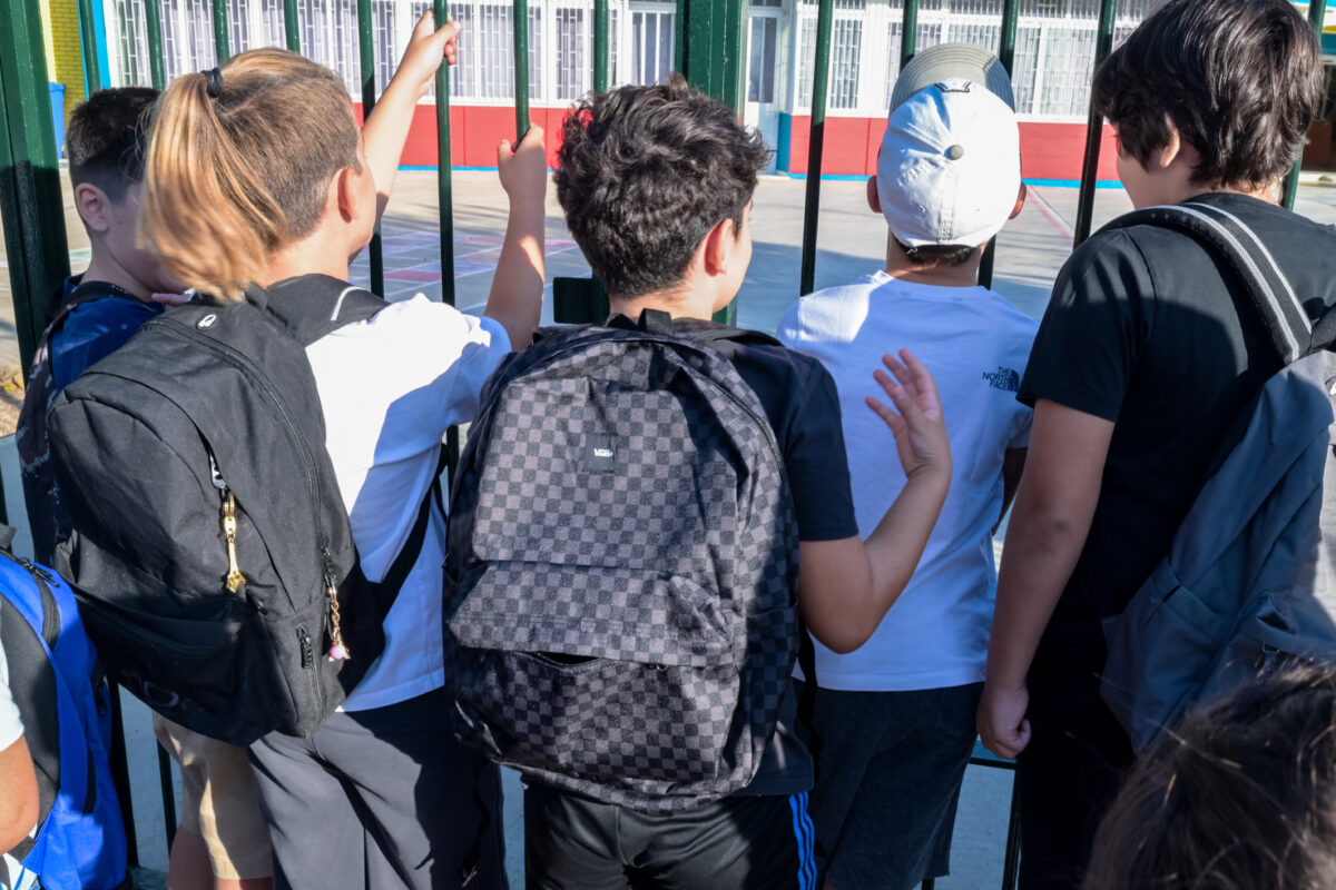 Νέοι κανόνες για σχολικές εκδρομές: Αλλαγές σε συνοδούς, ασφάλεια και κινητά τηλέφωνα