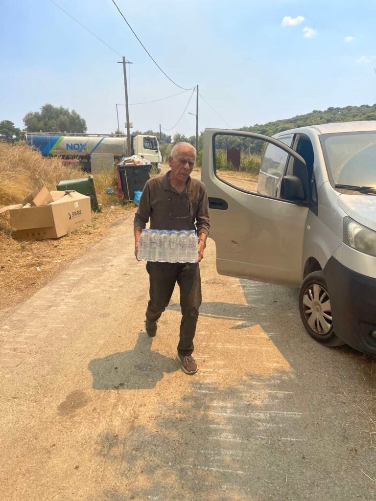 Κλιμάκιο του ΣΥΡΙΖΑ στις πυρόπληκτες περιοχές της Δυτικής Αττικής – Παρέδωσε 1.500 μπουκάλια νερό σε πυροσβέστες και εθελοντές
