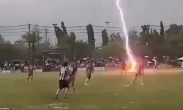 Ποδοσφαιριστής σκοτώθηκε από κεραυνό κατά τη διάρκεια αγώνα στην Ταϊλάνδη