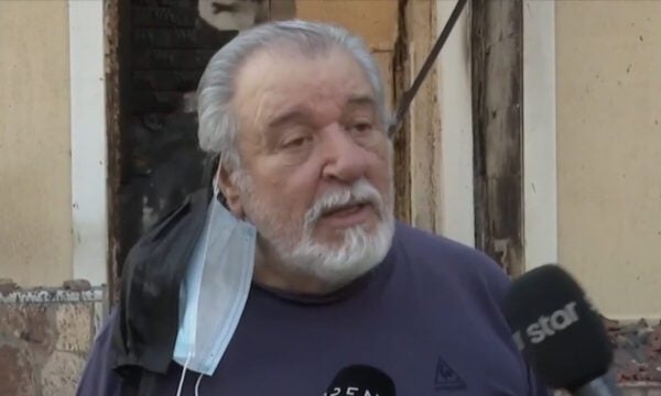 Ο Τάσος Χαλκιάς συντετριμμένος έξω από το καμένο του σπίτι στο Πόρτο Γερμενό: Ήμουν περήφανος που θα άφηνα κάτι στα παιδιά μου